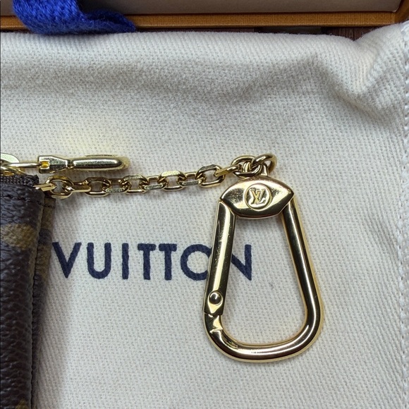 Louis Vuitton Christmas/Holiday Vivienne
Animation Key Cles Pouch- Paris - Picture 4 of 10